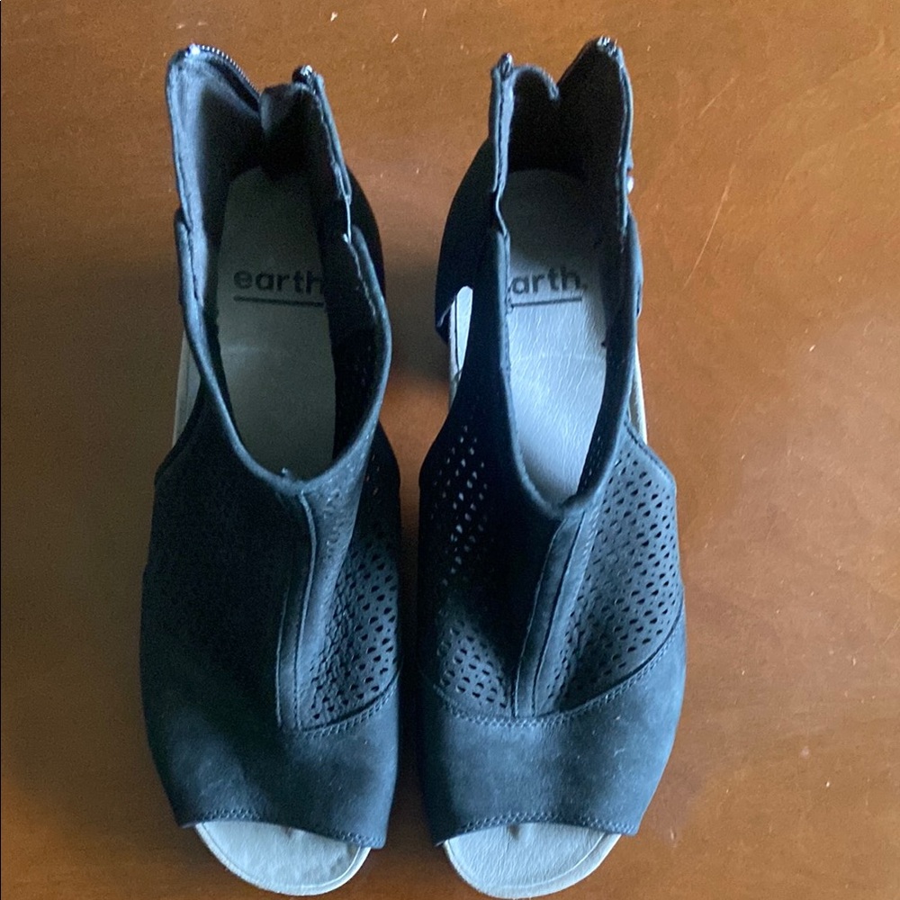 Earth Black Slip-On Sandals with Peep-Toe Design